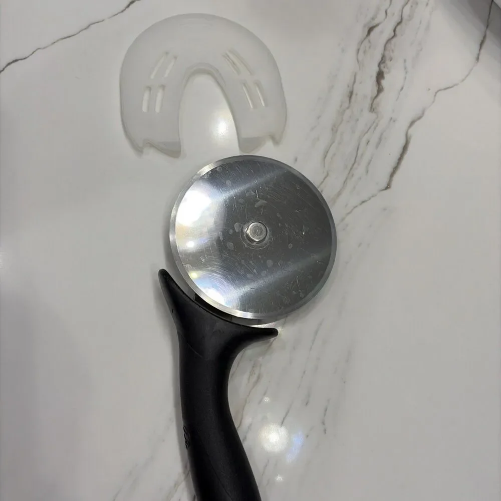 The Pampered Chef Stainless Steel Pizza & Crust Cutter With Blade Cover #1303